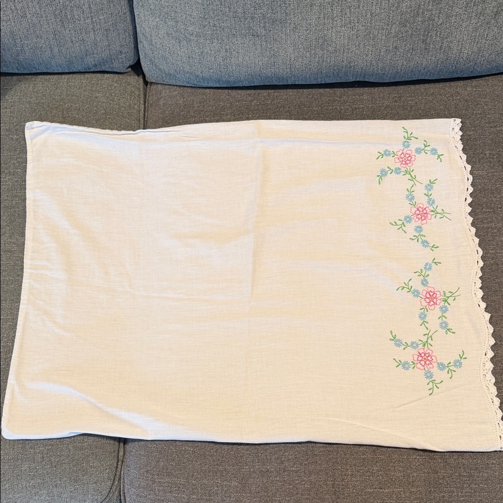 Set of Vintage Homemade Embroidered Floral Pillowcases - Picture 4 of 8